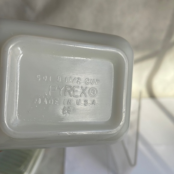 Vintage Pyrex Amish butterprint refrigerator dish 501 1 1/2cu… - Picture 7 of 16